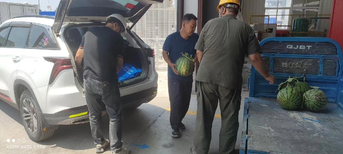 Odesílání chladu v létě s úsilí o sjednocení úsilí bojovat proti extrémnímu teplu